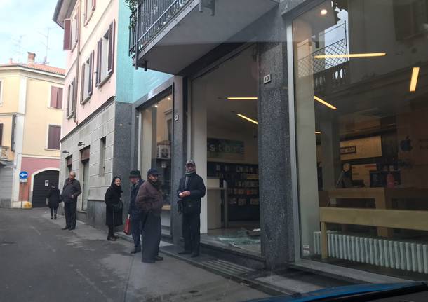 Spaccata notturna vicino al Municipio: Mac nel mirino