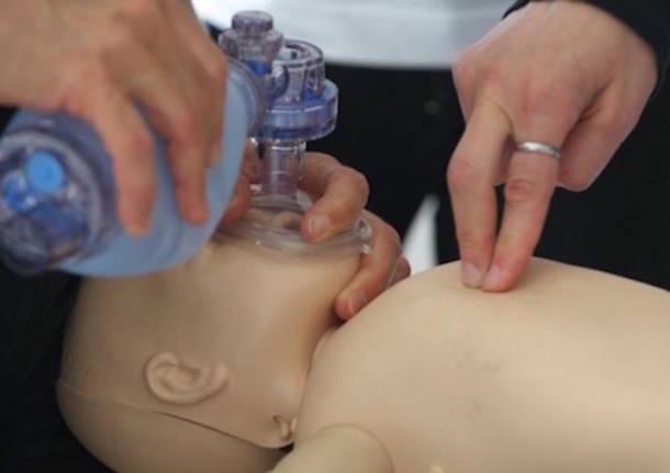 Partorisce in casa, la piccola va in arresto cardiaco: salvata dalla vicina Partorisce in casa, la piccola va in arresto cardiaco: salvata dalla vicina