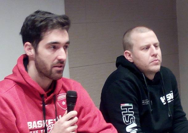 Alunni incontrano giocatori di basket