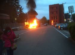 Auto in fiamme a Gemonio