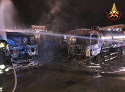 Cinque camion bruciati nella notte a Castiglione Olona