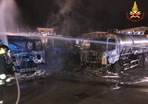Cinque camion bruciati nella notte a Castiglione Olona