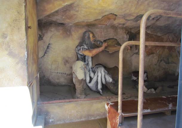 Gli alunni della primaria Galilei di Varese sull'autobus della Preistoria
