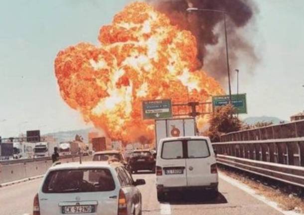 Bologna, espole un camion di combustibile: apocalisse in tangenziale