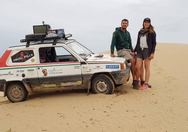 Ottavio Missoni ed Enrica vicini alla meta del Mongol Rally