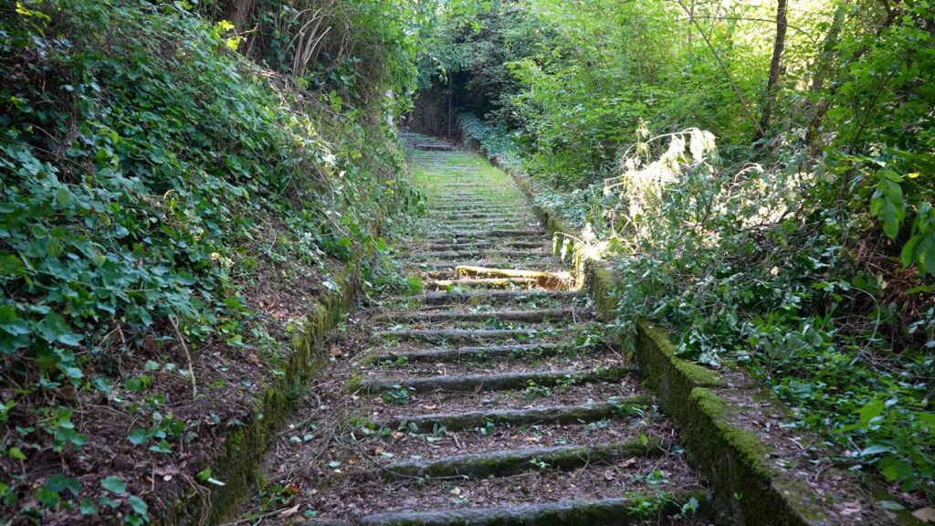 Le scalette che conducono verso il fondovalle