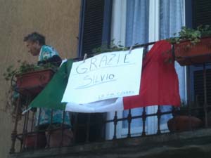 Grazie Silvio scritto sul balcone