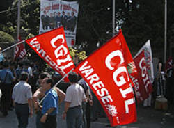 manifestanti cgil bandiere presidio protesta contestazione