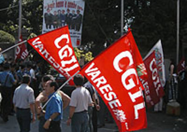 manifestanti cgil bandiere presidio protesta contestazione