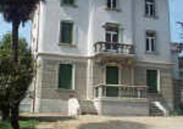 villa hussy esterno edificio piazza risorgimento luino