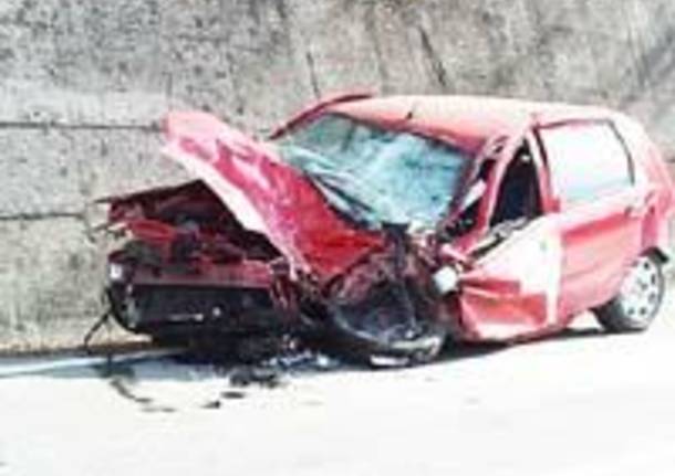 automobile macchina fiat punto distrutta danni rottame frana