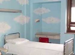 camera stanza colorata azzurro nuvole ospedale ricovero degenza pediatria letto bambino