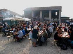 gente folla partecipanti tavolate sagra castagnata ispra