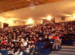 pubblico platea ragazzi studenti carovana antimafia teatro varese
