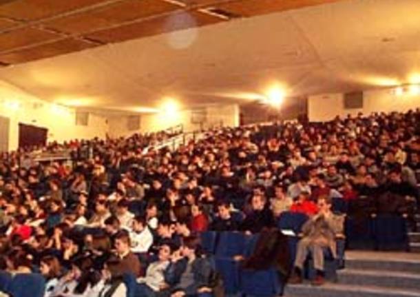pubblico platea ragazzi studenti carovana antimafia teatro varese