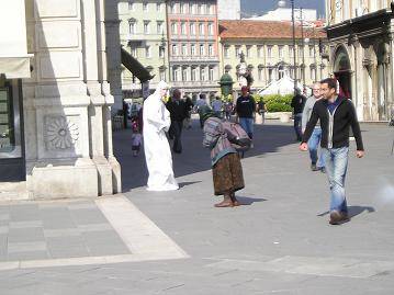 Due personaggi senza voce: un mimo e un senzatetto