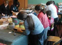 scuola medea elementare laboratorio manueale bambine di spalle