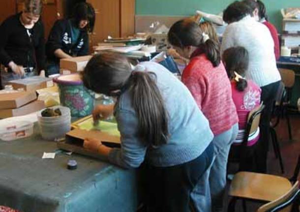 scuola medea elementare laboratorio manueale bambine di spalle