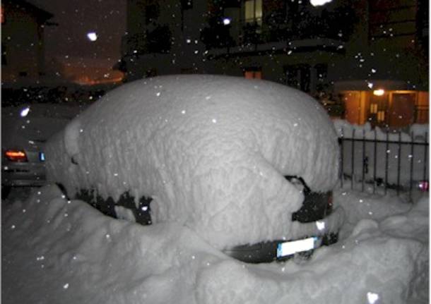 Aguggiari sommersa nella neve