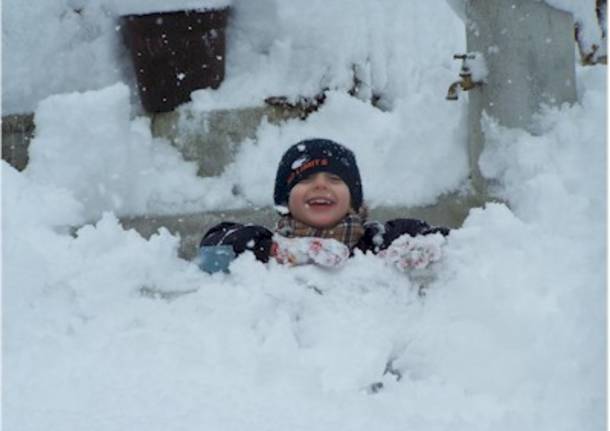 Bimbo felice tra la neve