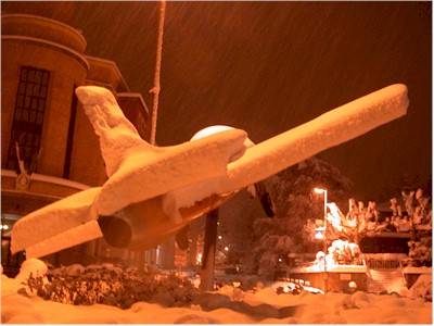 L'aereo in piazza Libertà sotto la neve