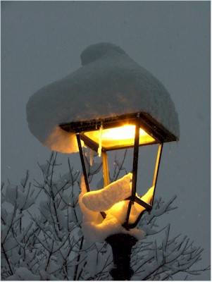 Un lampione sotto la neve