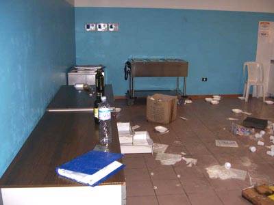 Vandalismi alla scuola elementare Cesare Battisti di Tradate