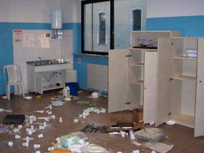 Vandalismi alla scuola elementare Cesare Battisti di Tradate