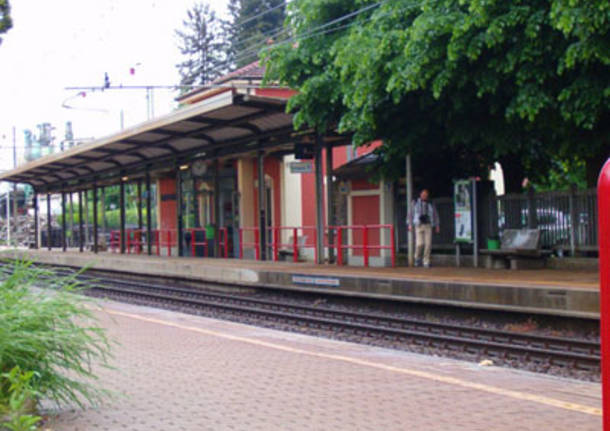 Disabile scivola sotto il treno e perde le gambe