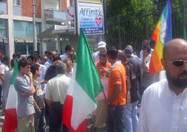 Presidio dei cittadini islamici davanti alla Prefettura