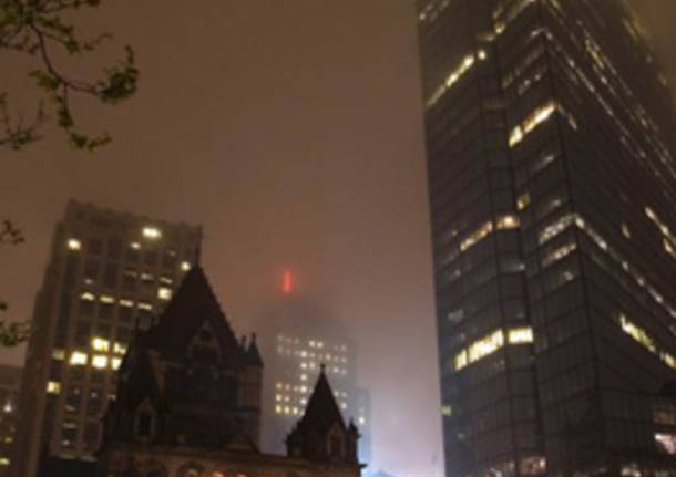 Boston, Copley Square, una sera nebbiosa.
 
