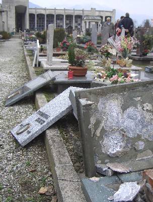 devastazione tombe cimitero voldomino seconda