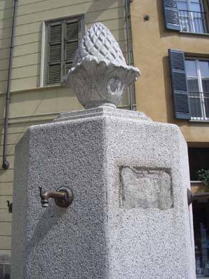 fontana di piazza carducci varese (forse poi buguggiate)