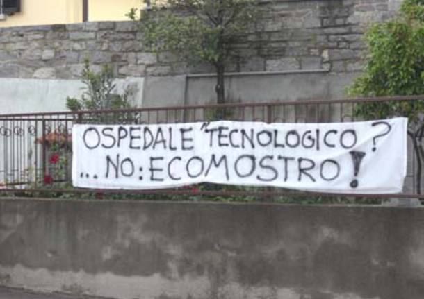 Striscioni contro il nuovo ospedale di circolo