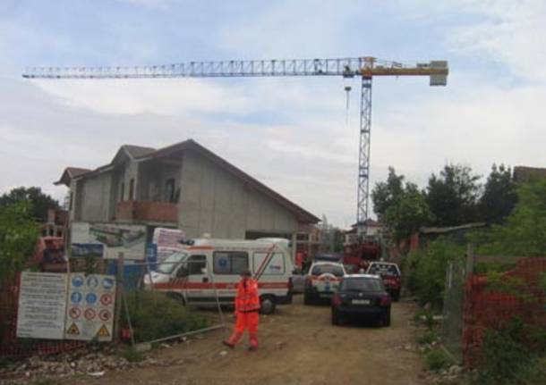 Minaccia di buttarsi, per 5 ore a 30 metri di altezza