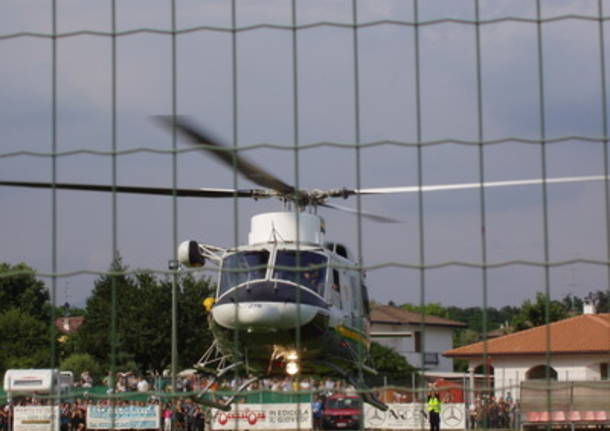 L'atterraggio dell'elicottero recante la Madonnina