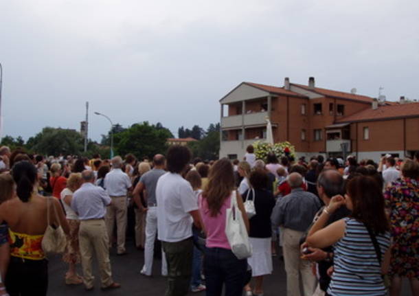 La folla in adorazione della Madonnina