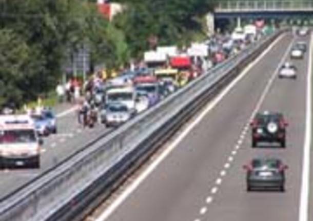 incidente autolaghi 25 agosto auto contro autocarro