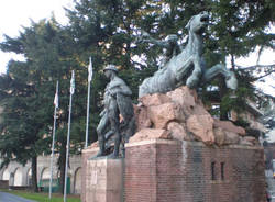 Bandiere padane monumento caduti varese