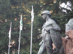 Bandiere padane monumento caduti varese