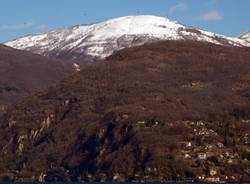 neve montagne luino lago