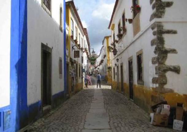 obidos, portogallo, borgo colorato