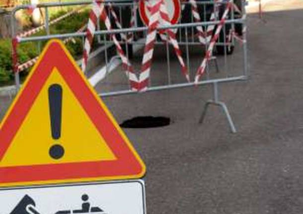 buca voragine stradale azzate 8-8-2008