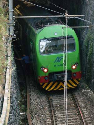 Gavirate treno fermo suicidio carabinieri ferrovia