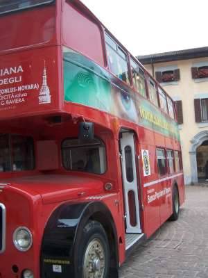 autobus double decker inglese visite oculistiche gratis per bambini busto arsizio 20-9-2008