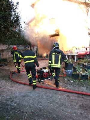 incendio azzate via colli