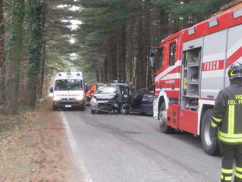 incidente auto scontro frontale Caidate