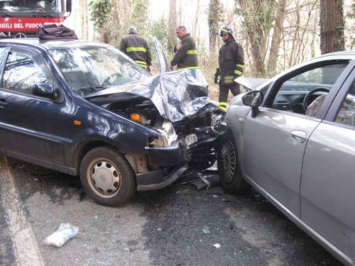 incidente auto scontro frontale Caidate