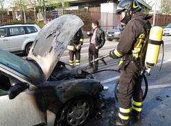 incidente via macchi varese auto in fiamme