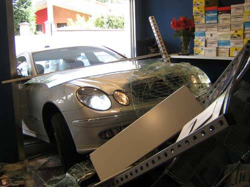 auto sfonda vetrina